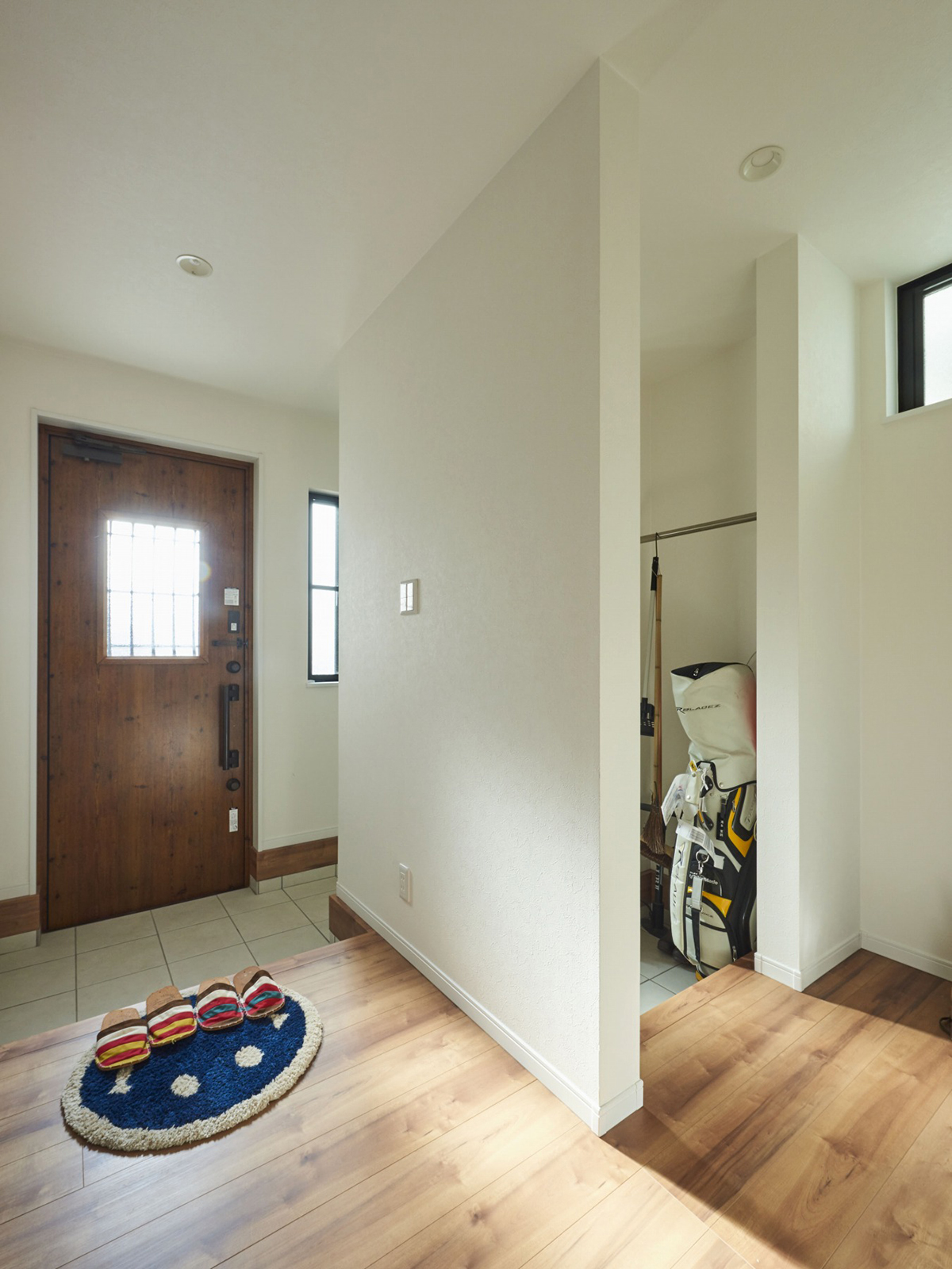 雑貨が映えるラスティックモダンな家