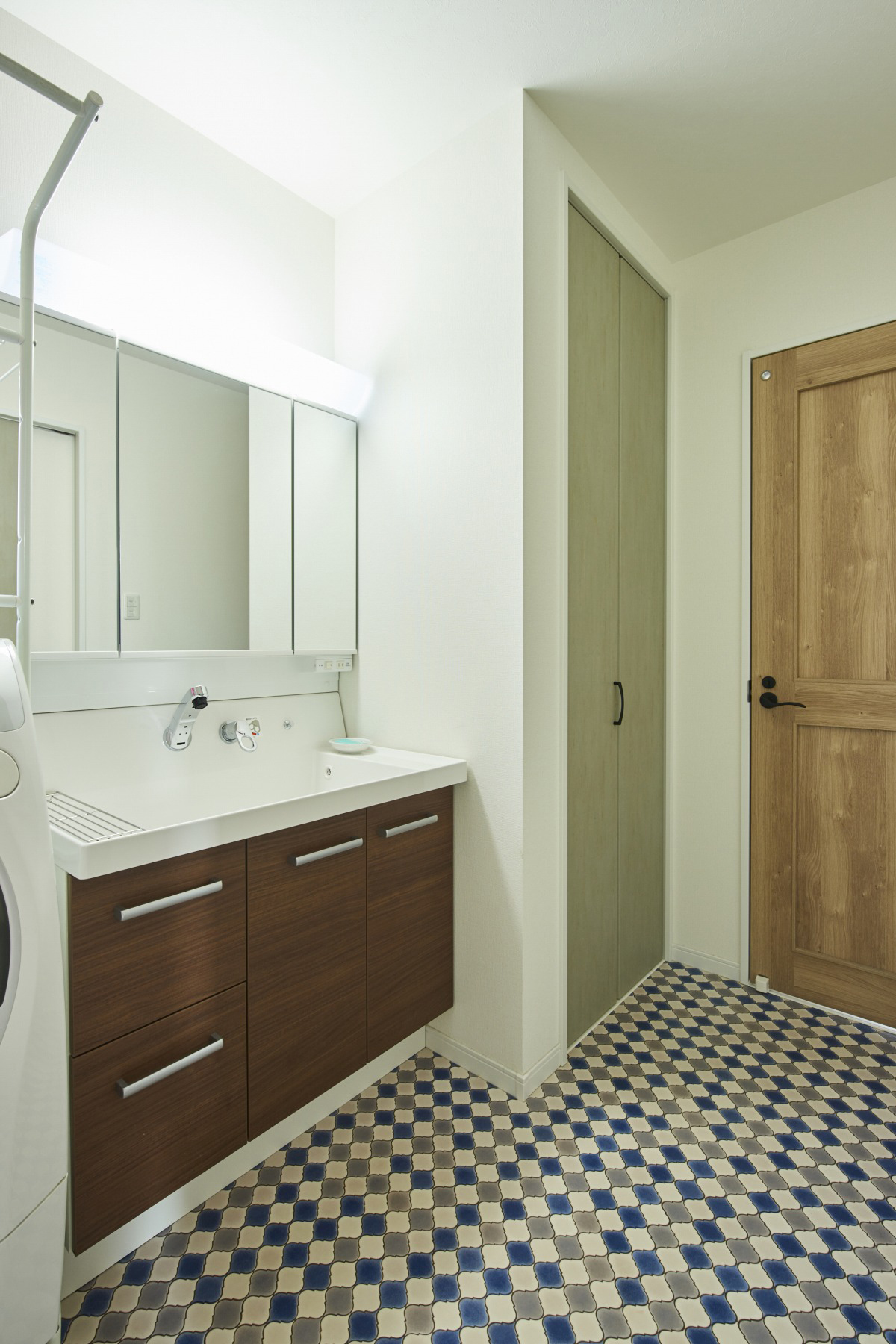 雑貨が映えるラスティックモダンな家