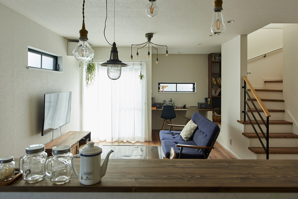 雑貨が映えるラスティックモダンな家