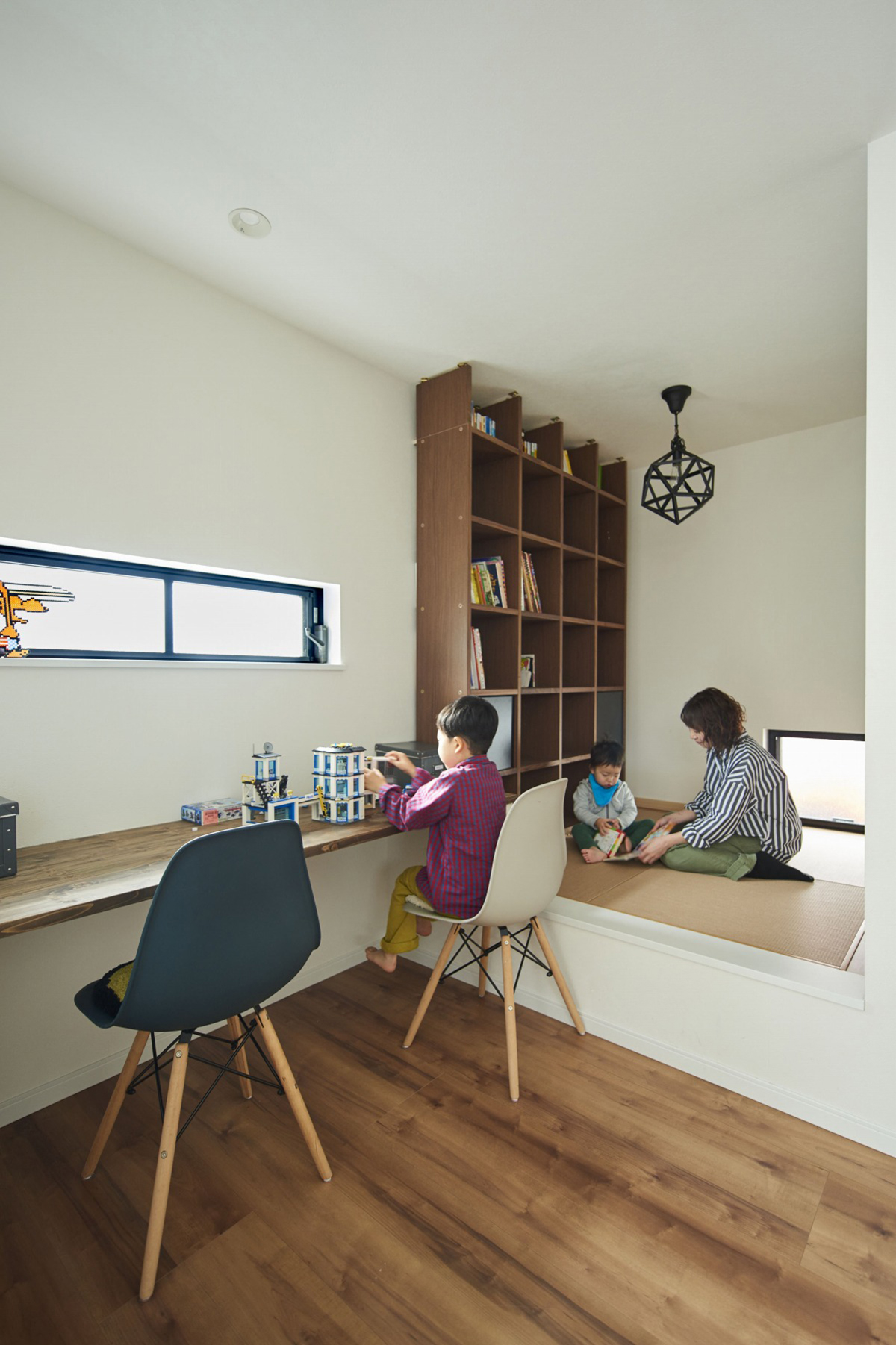 雑貨が映えるラスティックモダンな家