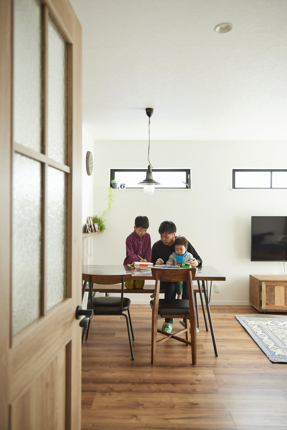 雑貨が映えるラスティックモダンな家