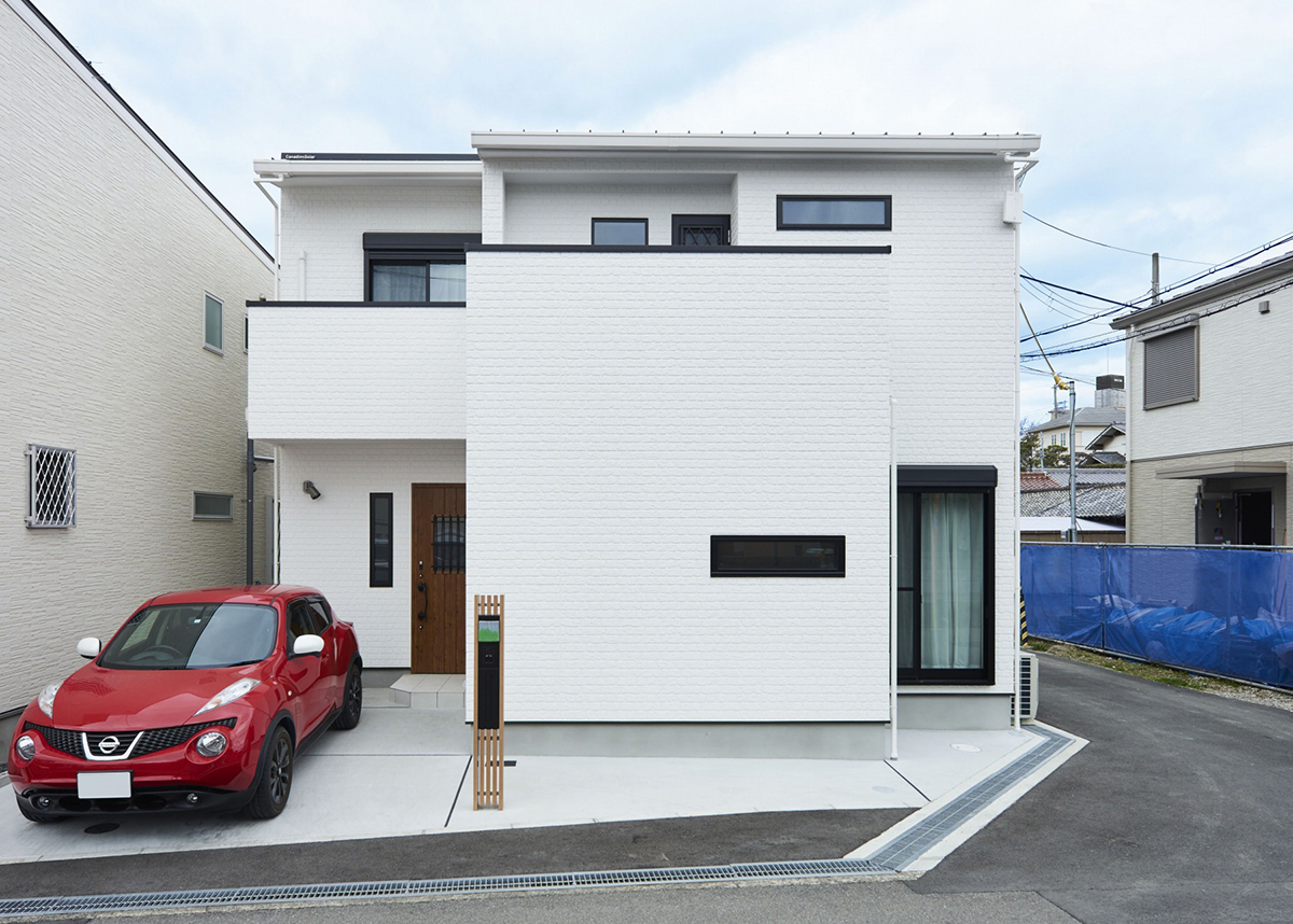 雑貨が映えるラスティックモダンな家