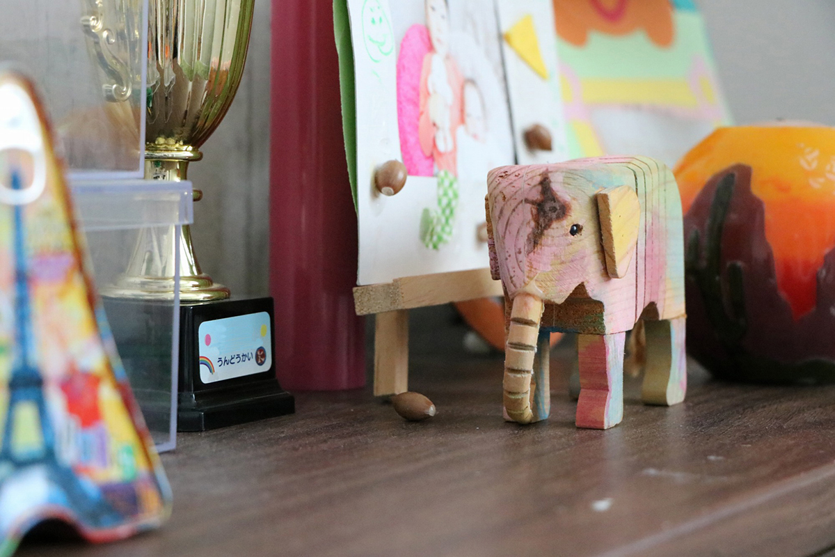 雑貨が映えるラスティックモダンな家