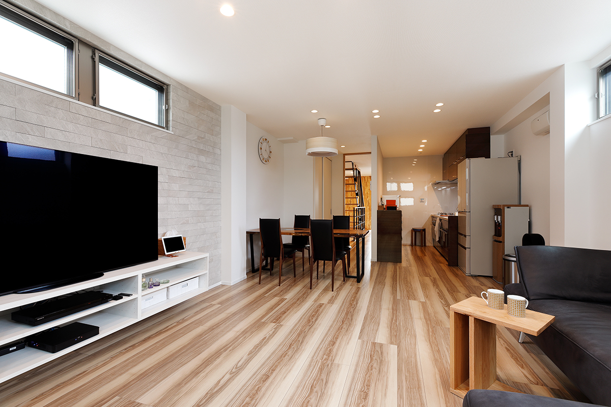 白を基調に木のぬくもりのある家