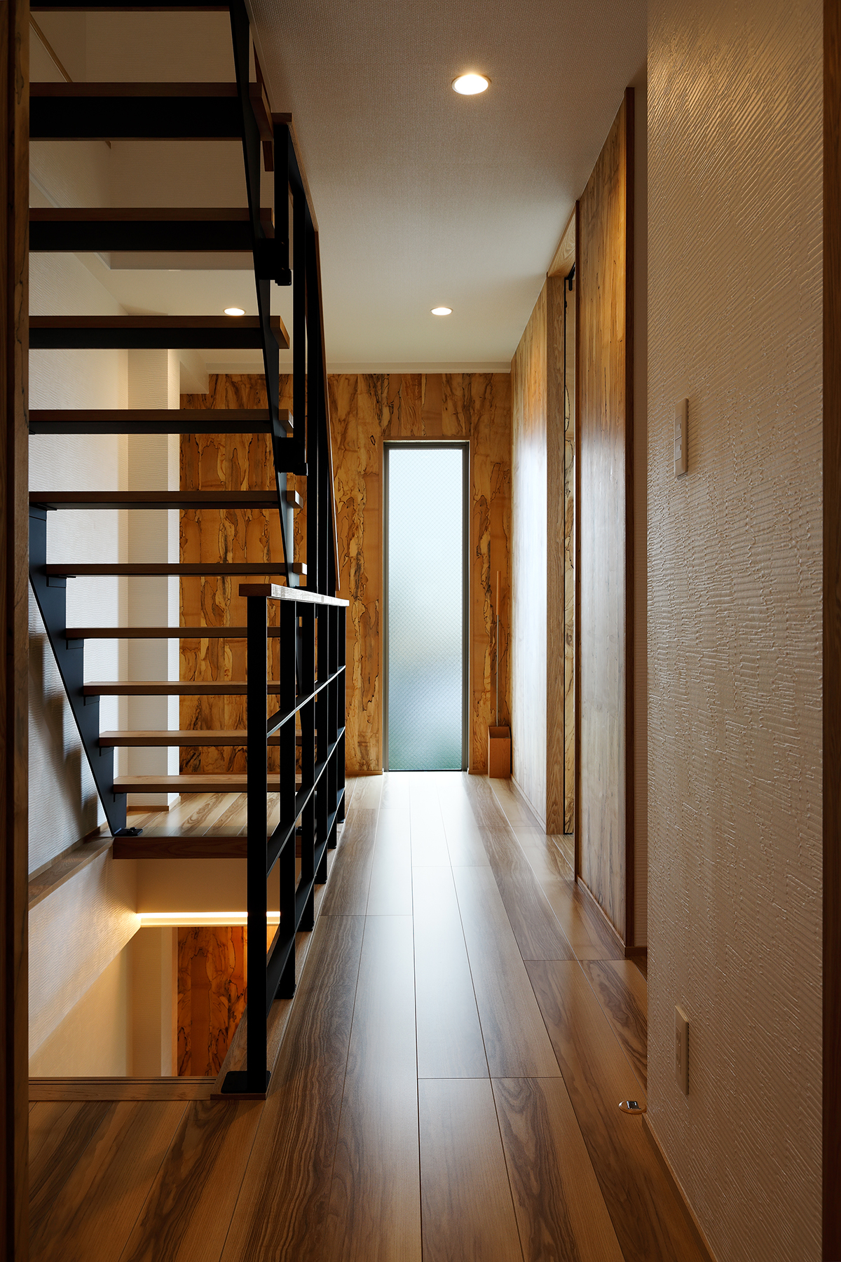 白を基調に木のぬくもりのある家