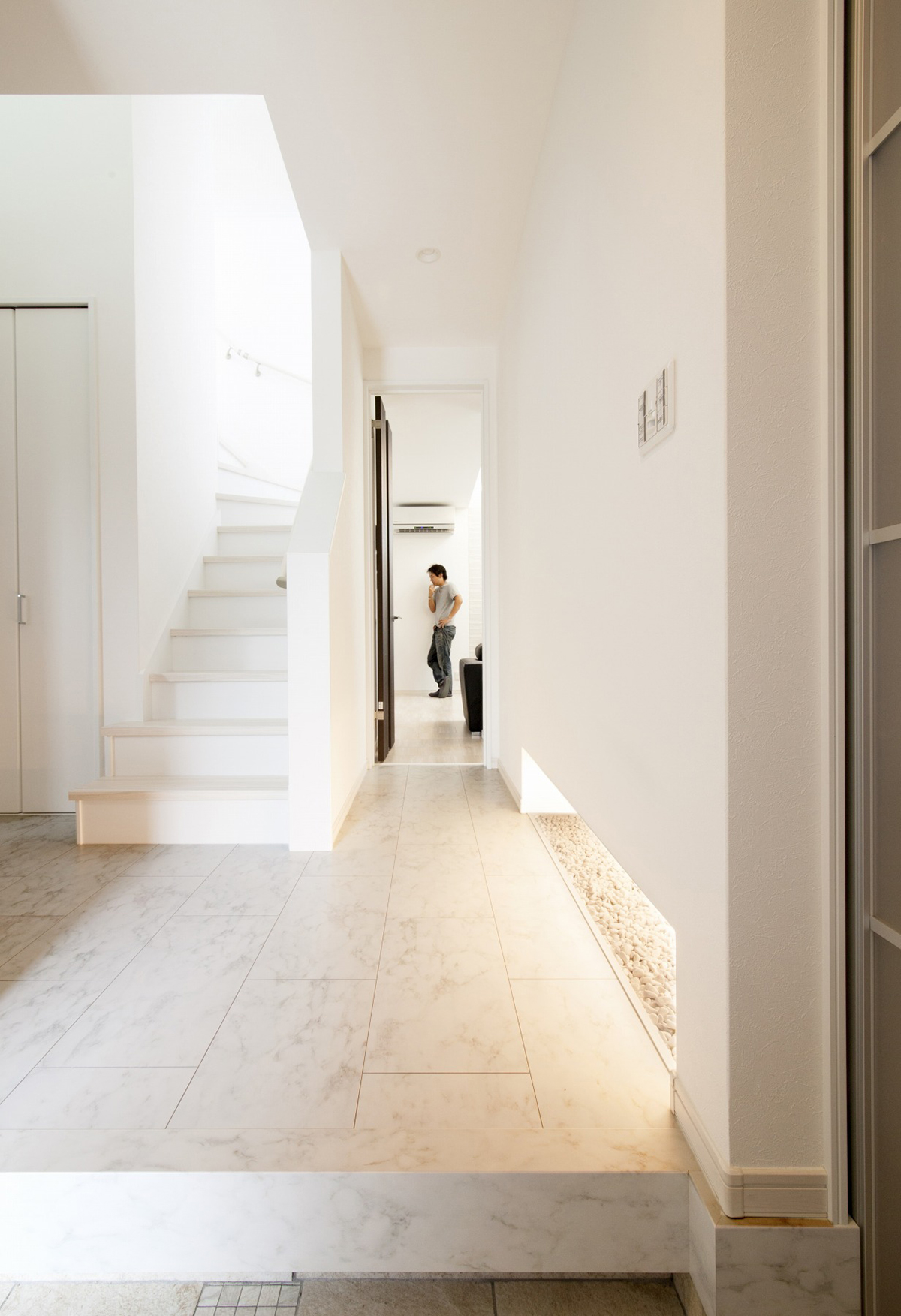 陽が射し込むハコの家