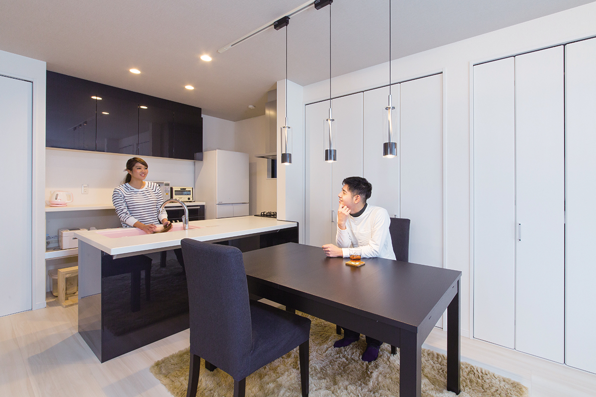 白と黒のシックモダンな家